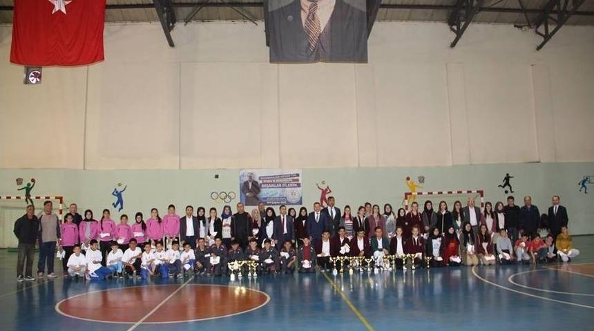 Gen&ccedil; Sporculara Kitap Ve Tiş&ouml;rt Dağıtıldı