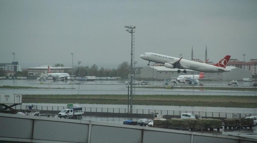İstanbul&rsquo;da Hava Trafiğine Yağış Engeli