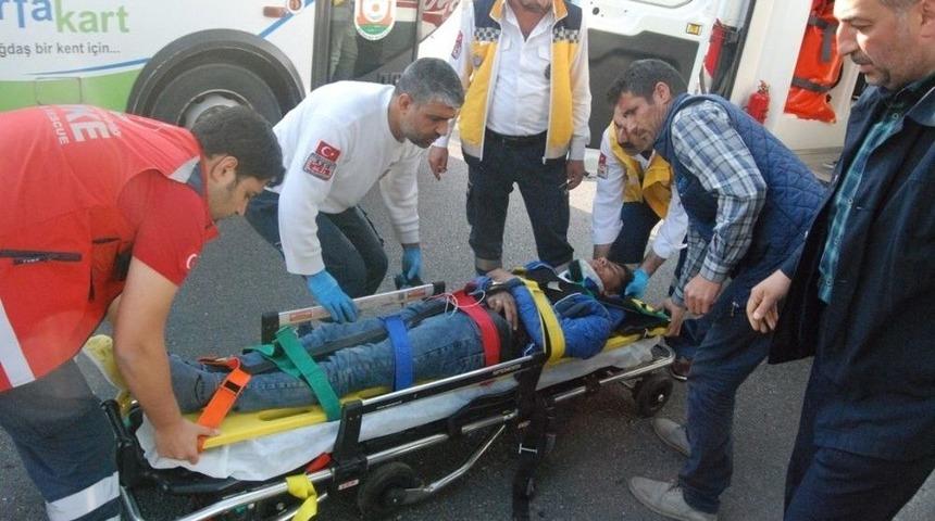 Otomobiline &Ccedil;arpan Bisikletliyi Kardeşi Zannetti, Dakikalarca Başında Bekledi