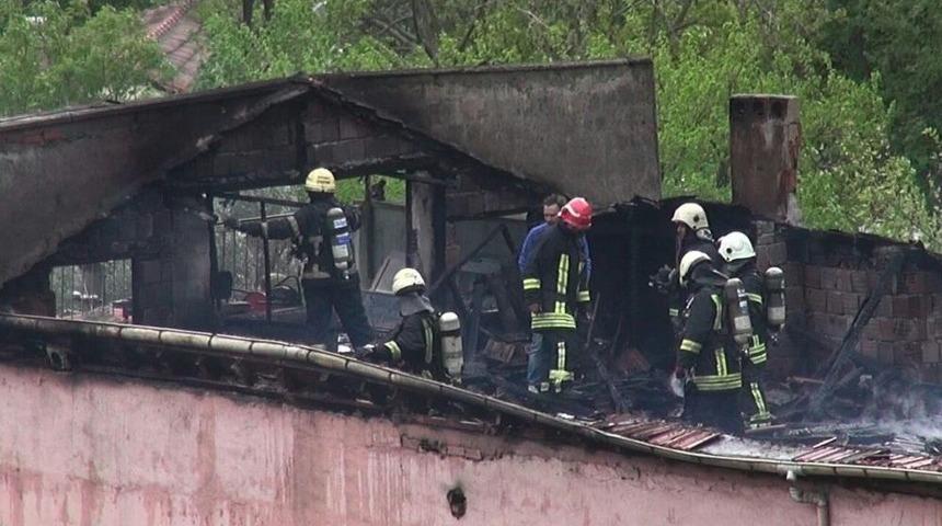 3 Katlı Binanın &Ccedil;atısı K&uuml;le D&ouml;nd&uuml;