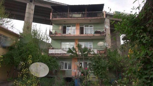 3 Katlı Binanın &Ccedil;atısı K&uuml;le D&ouml;nd&uuml; 1