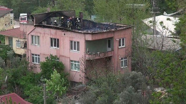 3 Katlı Binanın &Ccedil;atısı K&uuml;le D&ouml;nd&uuml; 2