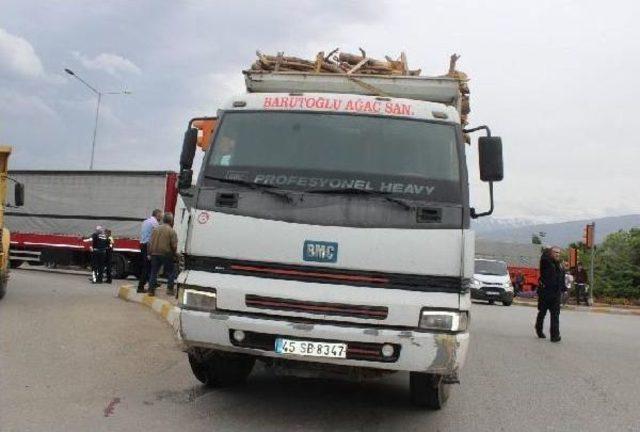 Kamyonun &Ccedil;arptığı Motosikletli &Ouml;ld&uuml; 3