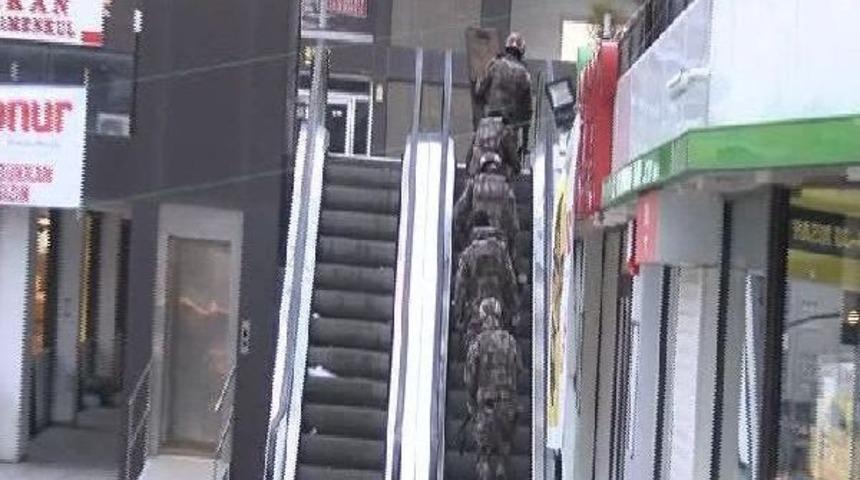 Arnavutk&ouml;y'de Şafak Operasyonu