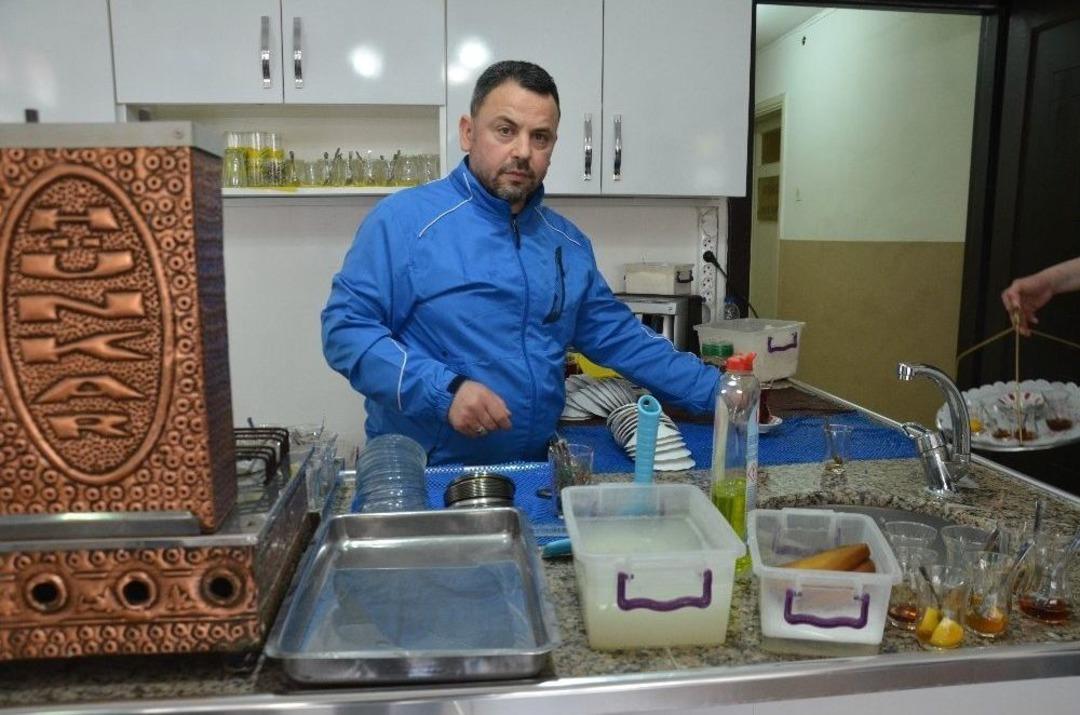 (&ouml;zel Haber) &Ccedil;alıştığı İş Yerini Soydu, Yakalanmamak İ&ccedil;in &Ccedil;ay Askısını Alarak Ka&ccedil;tı