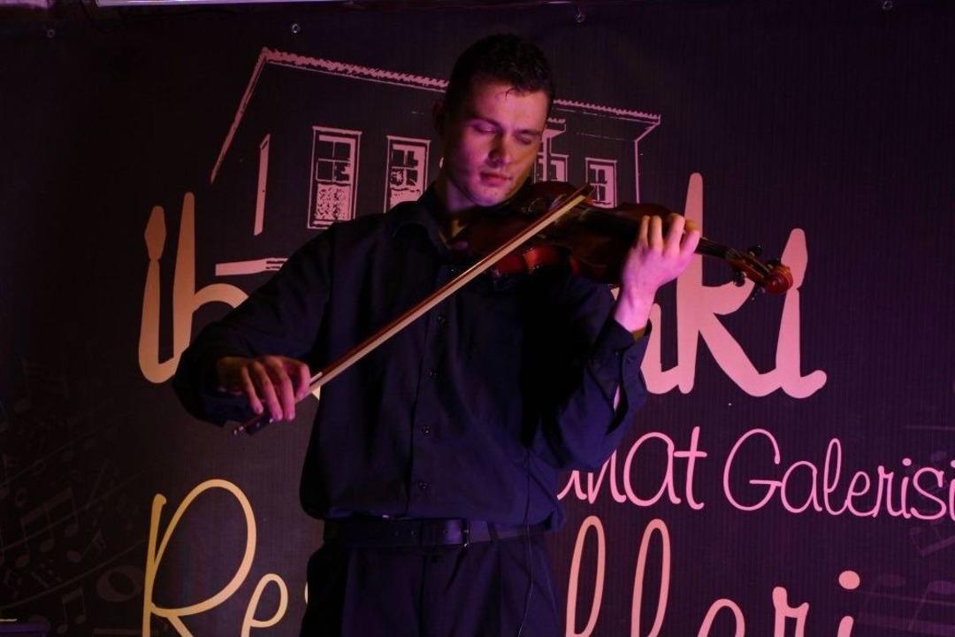 Kuşadası&rsquo;nda Keman Dinletisi