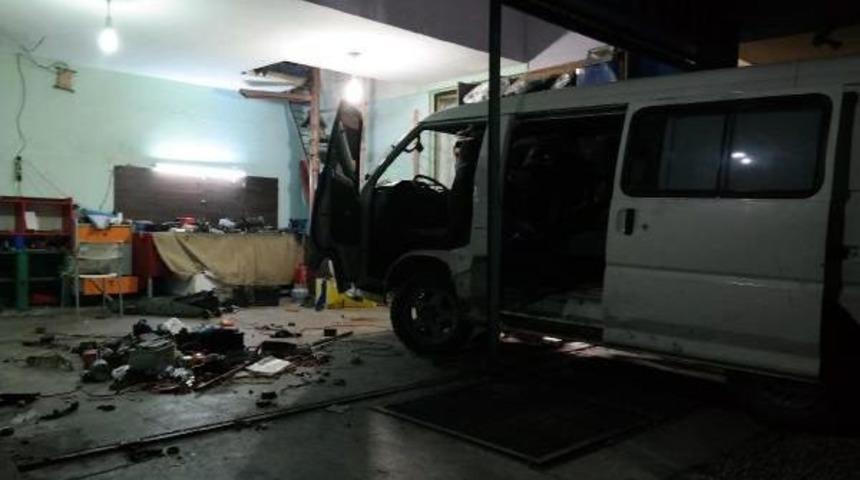 Bursa'da Ara&ccedil; Altında Kalan Tamirci Ağır Yaralandı