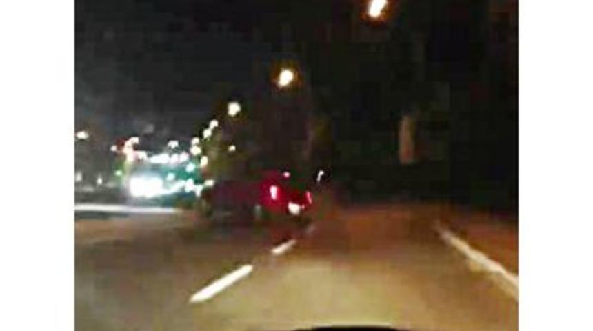 (&ouml;zel Haber) Virajı Alamayan Otomobil Ref&uuml;je &Ccedil;arparak Karşı Şeride Ge&ccedil;ti