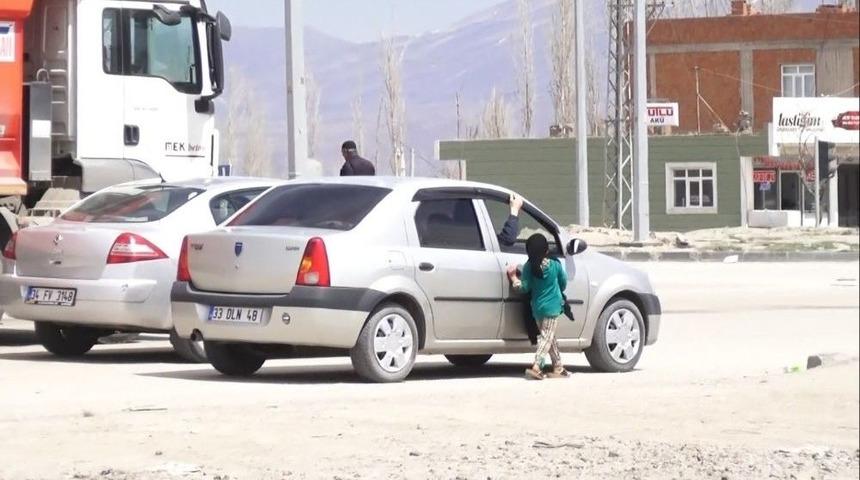 Suriyeliler Yaşamak İ&ccedil;in &Ouml;l&uuml;m&uuml; G&ouml;ze Alıyor