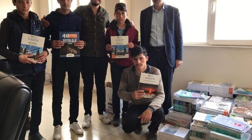 Kitap Satarak &Ouml;ğrencilere Kitap Alıyorlar