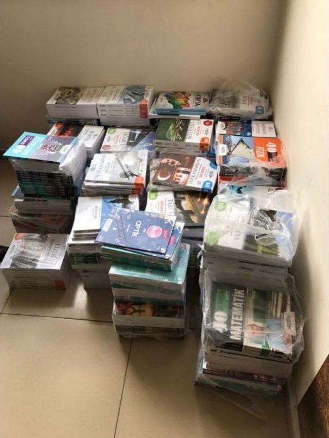 Kitap Satarak &Ouml;ğrencilere Kitap Alıyorlar 1