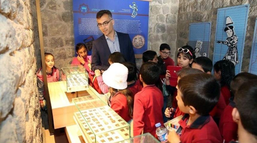 Minik Eller Tarihiyle Buluştu