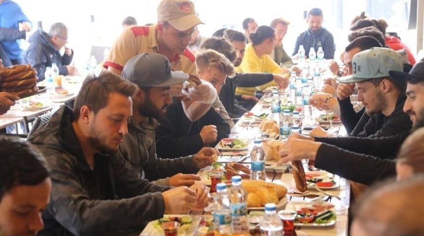 Play-off &Ouml;ncesi Sakaryasporlu Futbolculara Motivasyon Kahvaltısı