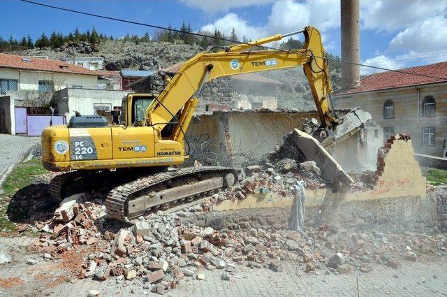 Yol Ve Metruk Ev Temizliği Çalışmaları Tüm Hızıyla Devam Ediyor