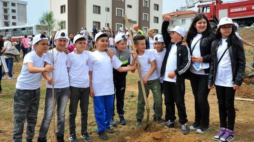 &Uuml;nl&uuml; Y&ouml;netmen &Ccedil;ağan Irmak Seferihisar&rsquo;da Miniklerle Ağa&ccedil; Dikti