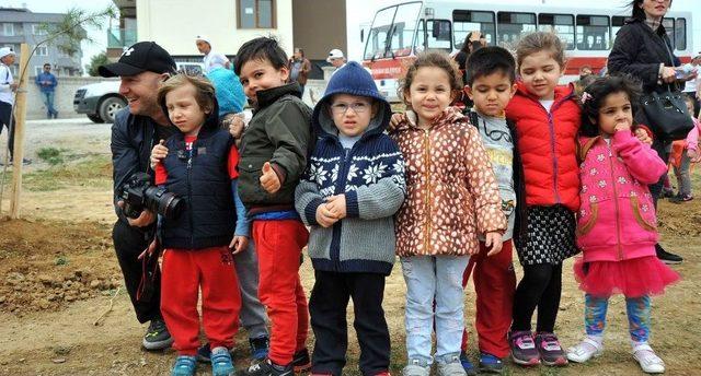 Ünlü Yönetmen Çağan Irmak Seferihisar’da Miniklerle Ağaç Dikti