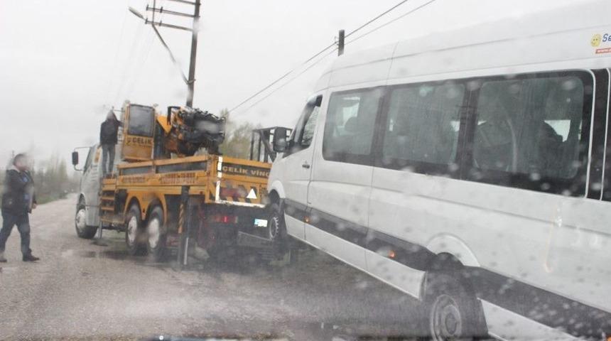 Yabancı Uyruklu &Ouml;ğrencileri Taşıyan Minib&uuml;s Devrildi: 15 Yaralı