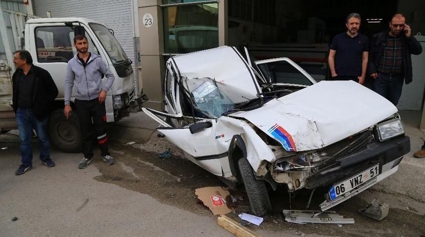 (&ouml;zel Haber) Freni Boşalan Kamyonet Park Halindeki Ara&ccedil;lara &Ccedil;arptı