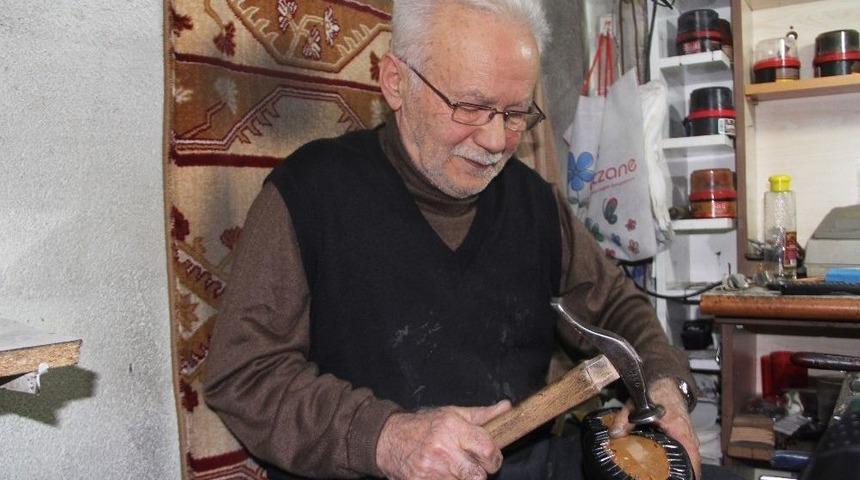 (&ouml;zel Haber) 64 Yıldır Elleriyle Ayakkabı Yapıyor