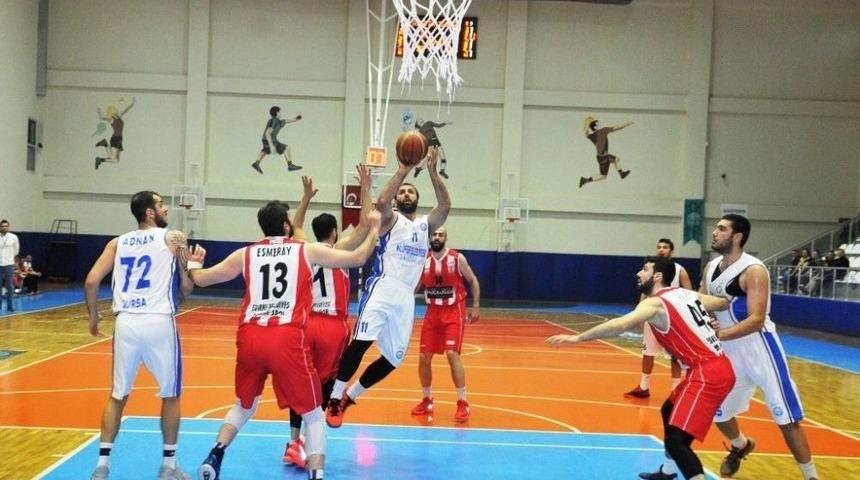 Nil&uuml;ferli Basket&ccedil;iler Son Saniyede Kazandı