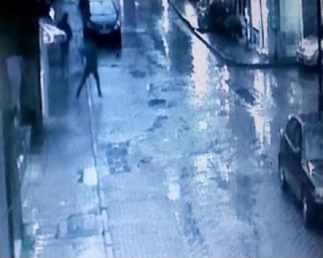 Bursa'da Panik Yapan Gaspçı, Bıçağını Düşürerek Kaçtı