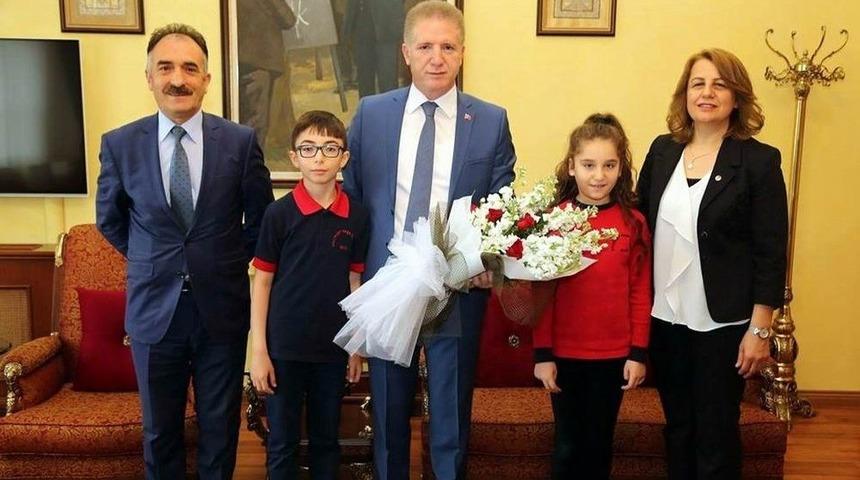 &Ouml;ğrencilerden Vali G&uuml;l&rsquo;e 23 Nisan Ziyareti