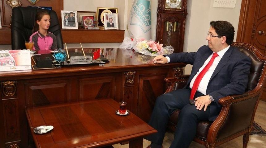 Başkan Yazgı Koltuğunu &Ouml;ğrencilere Bıraktı