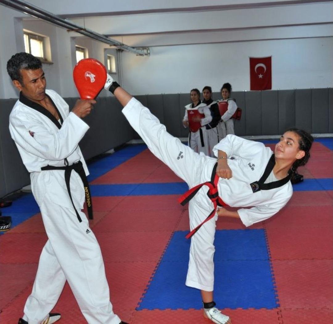 (&ouml;zel Haber) 13 Yaşındaki Tekvandocu, Avrupa&rsquo;yı Dize Getirmek İstiyor