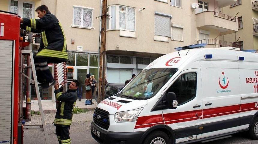 &Uuml;zerine Asans&ouml;r D&uuml;şen İş&ccedil;i Yaralandı