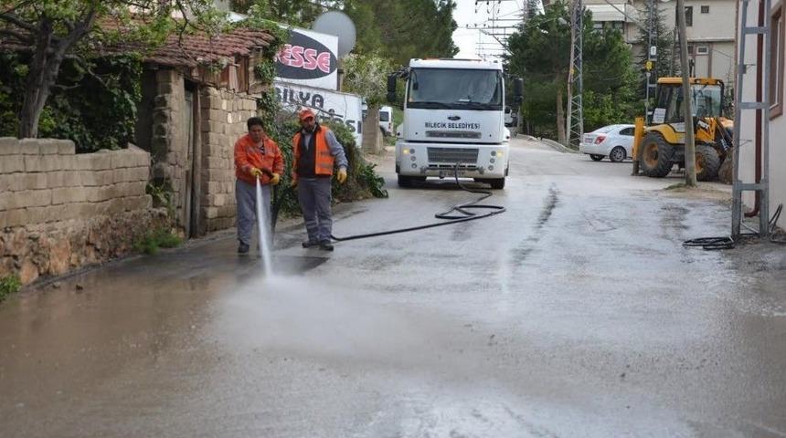Bilecik Belediyesi Ekipleri Cadde Ve Sokakları Temizlenerek Yıkanıyor