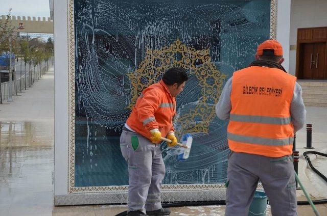 Bilecik Belediyesi Ekipleri Cadde Ve Sokakları Temizlenerek Yıkanıyor