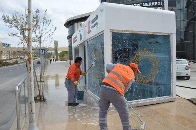 Bilecik Belediyesi Ekipleri Cadde Ve Sokakları Temizlenerek Yıkanıyor