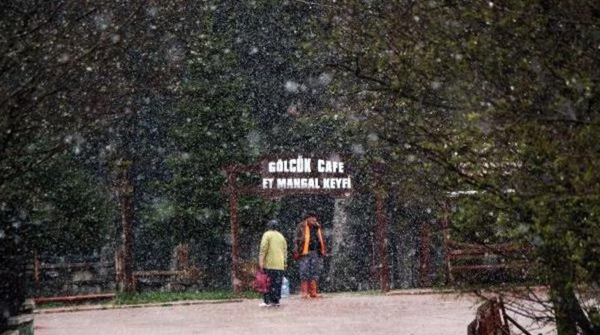 G&ouml;lc&uuml;k'te Lapa Lapa Kar Yağdı