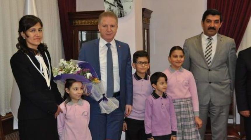 Vali G&uuml;l'den Ilkokul &Ouml;ğrencilerine '18 Yaş' &Ouml;ğ&uuml;d&uuml;