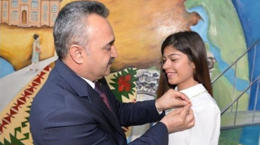 Kitap Okuma Yarışması Birincisine Altın &Ouml;d&uuml;l&uuml;