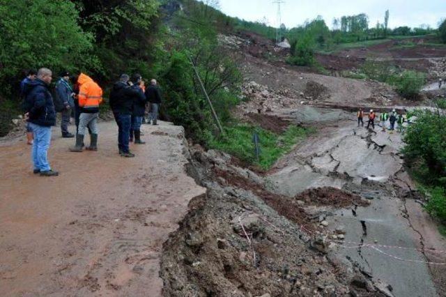 Bartın'da 17 Köye Ulaşım Sağlanan Yol Çöktü