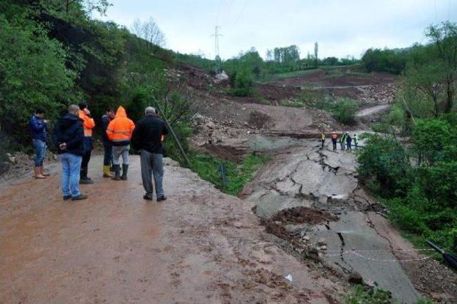 Bartın'da 17 Köye Ulaşım Sağlanan Yol Çöktü