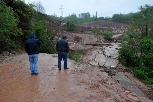 Bartın'da 17 Köye Ulaşım Sağlanan Yol Çöktü