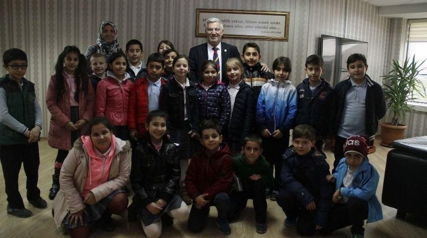 İlkokul &Ouml;ğrencileri Başkanvekili &Ouml;zak&rsquo;ı Ziyaret Etti