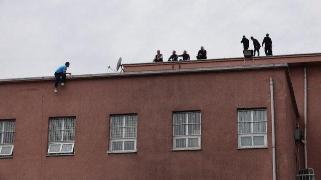 İntihar Etmek İçin Hastane Çatısına Çıkan Genci Polis Ve Hastane Çalışanları İkna Etti