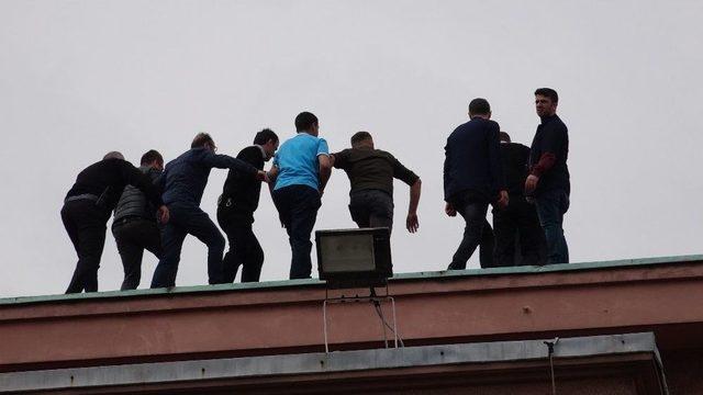 İntihar Etmek İçin Hastane Çatısına Çıkan Genci Polis Ve Hastane Çalışanları İkna Etti