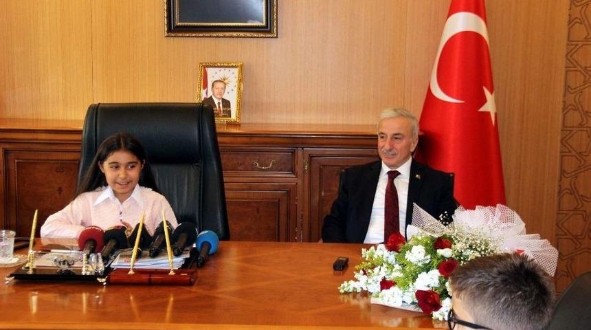 Vali Koltuğuna Oturdu, Giriş-&ccedil;ıkış Saatlerini Değiştireceğini S&ouml;yledi