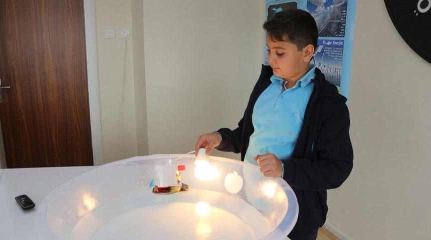 11 Yaşındaki &Ouml;ğrenciden Yenilenebilir Enerji İle &Ccedil;alışan Gemi