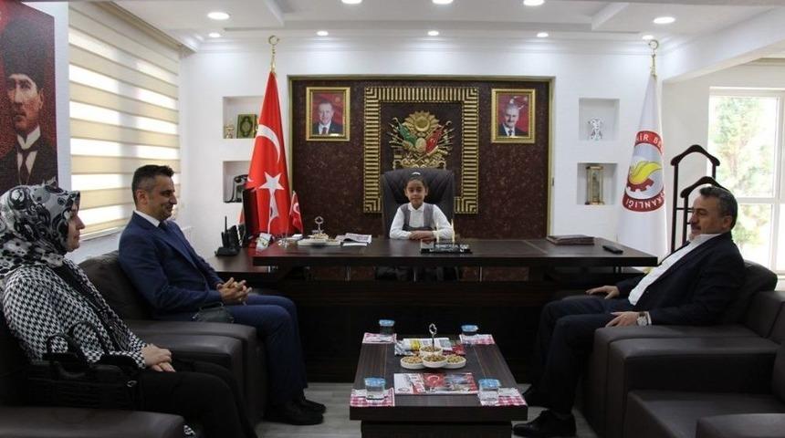 Başkan Tutal, Makam Koltuğunu İlkokul &Ouml;ğrencine Bıraktı