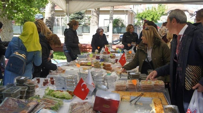 Polis Eşlerinden Yardım Kermesi