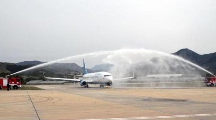 Rus Turistler, Havalimanında Su Takıyla Karşılandı