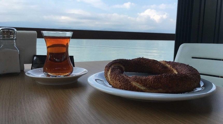 K&ouml;rfez Manzarasında &Ccedil;ay-simit 1 Lira