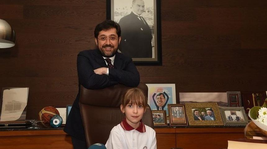 Beşiktaş Belediye Başkanı Hazinedar Koltuğunu Bıraktı