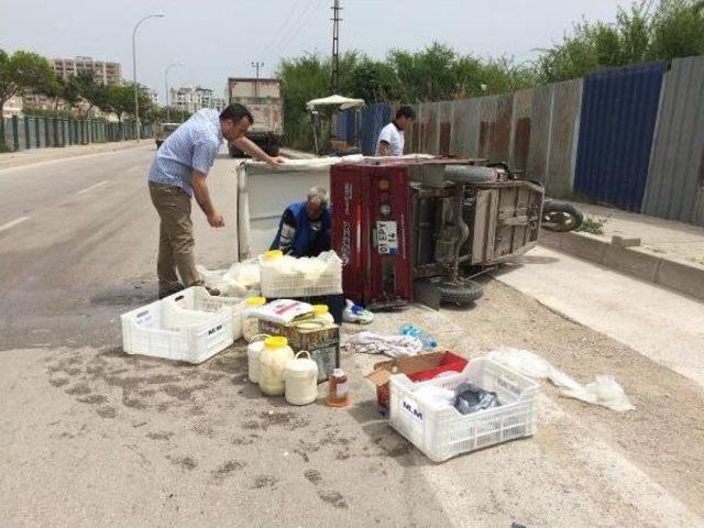 Ambulanstan Indi, Yola Saçılan Peynirlerini Topladı