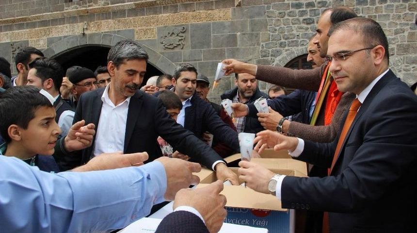 Vatandaşlara Kandil Lokumu Ve Şekeri Dağıtıldı